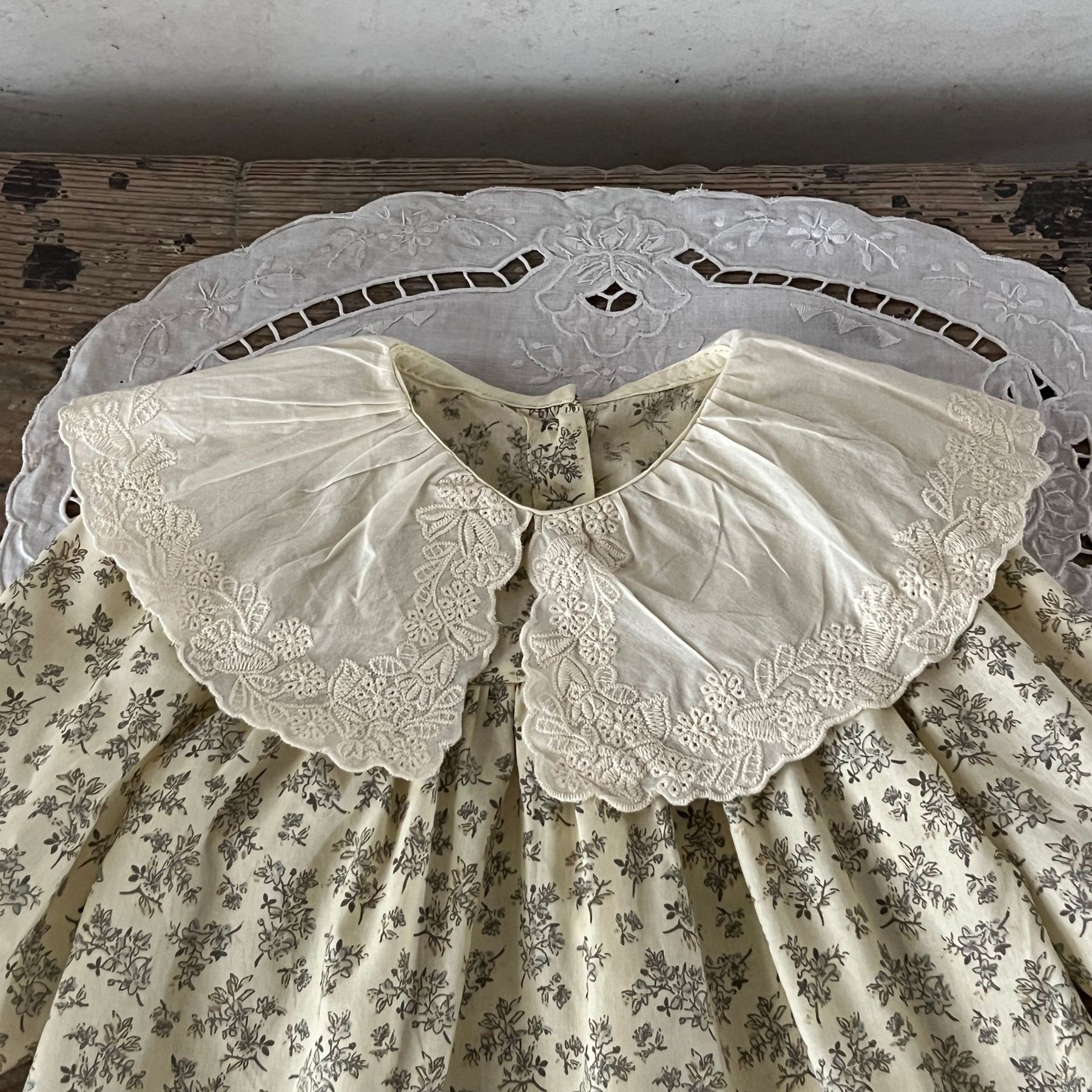 Rochie cu detalii Ukamy Crem