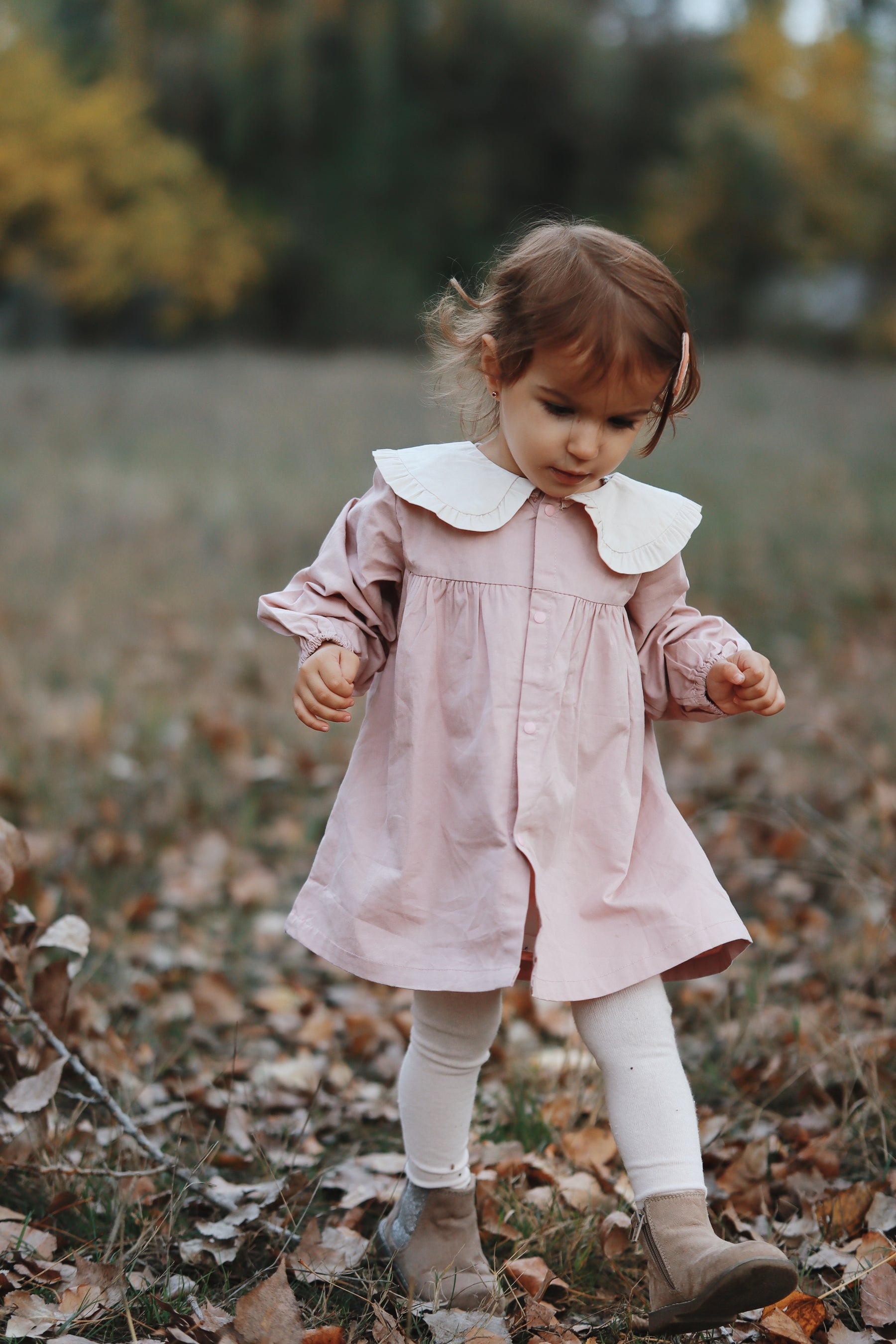 Yusia rózsaszín részletekkel ellátott ruha