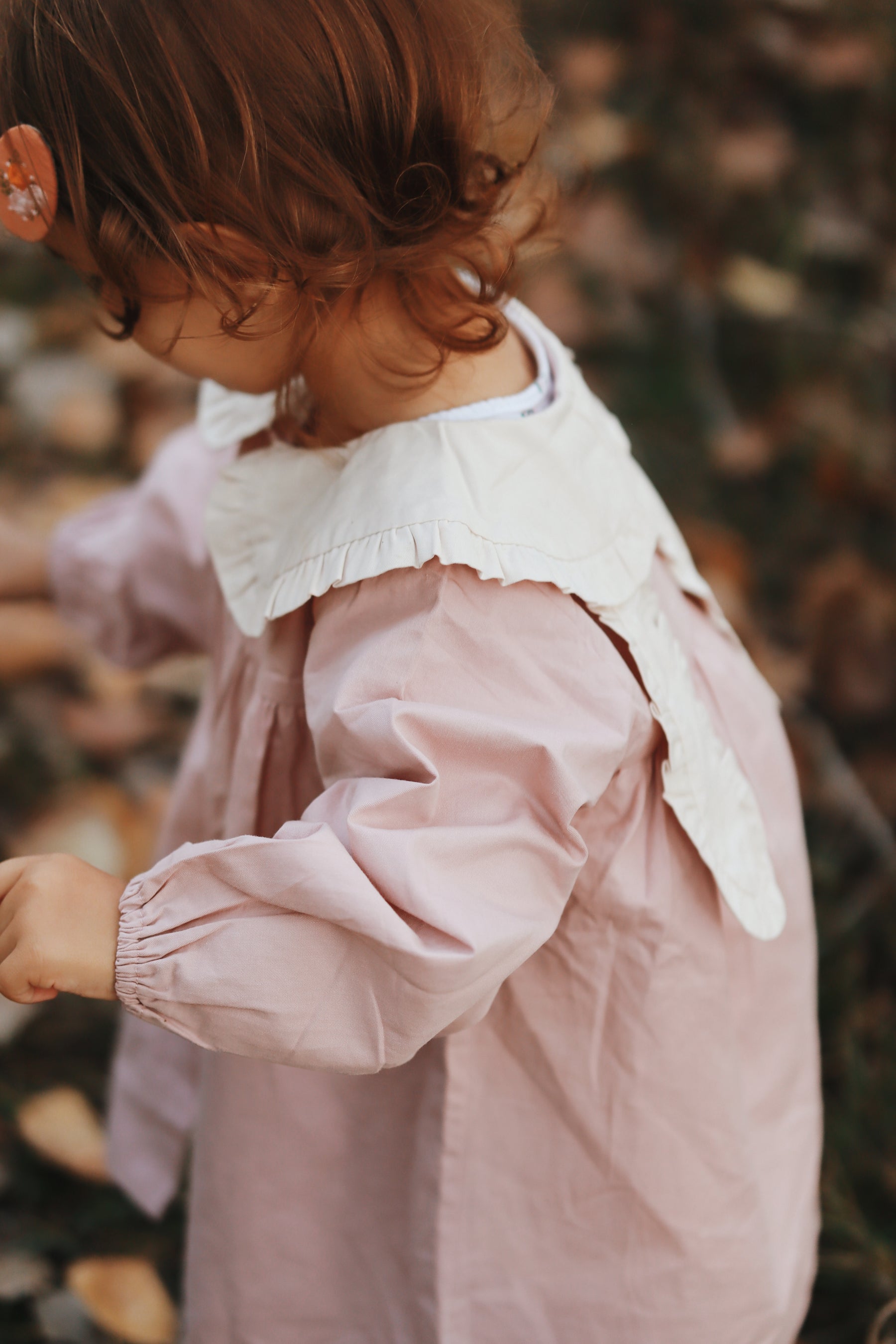 Yusia rózsaszín részletekkel ellátott ruha